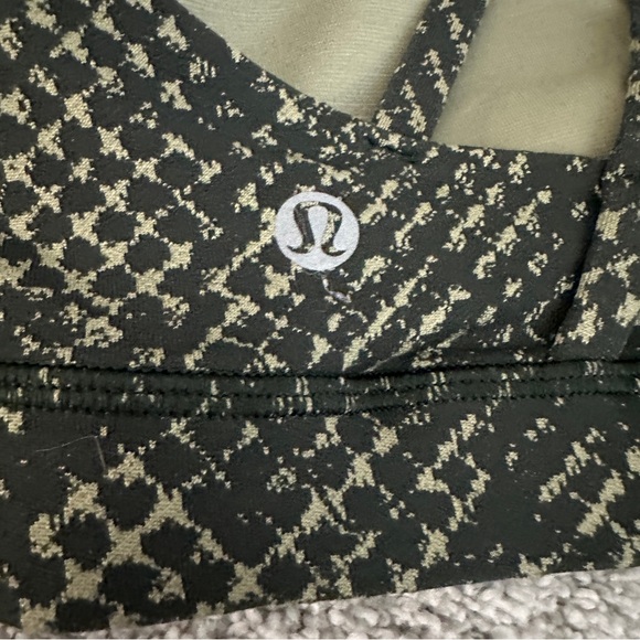 Lululemon Energy Bra - Like New, Size 4 - Picture 5 of 5